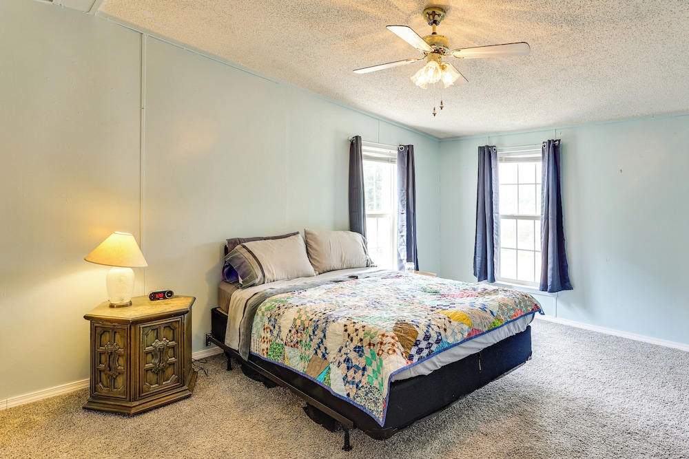 3 Mi to Dtwn: Pet-friendly Farm Retreat in Paris!