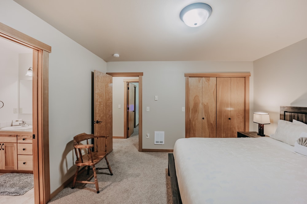 65gs - Hot Tub - Wi-fi - Pets Ok - Bbq view 4