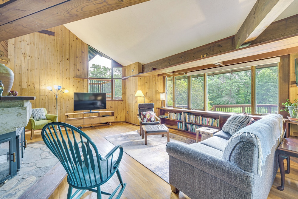 Sauna & Screened Porch: Otter Creek Getaway!