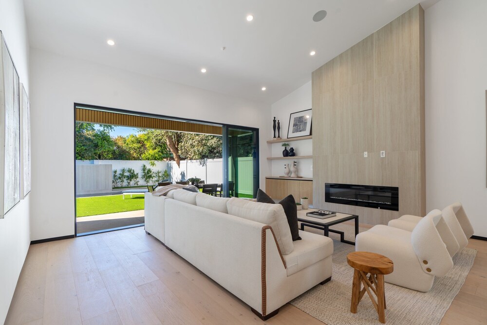 Noble Modern - Urban Sanctuary in Sherman Oaks With Poolside and Patio