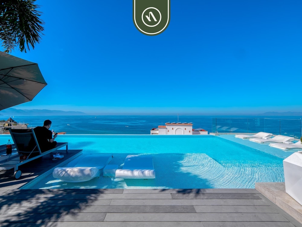 Stunning 2 BR Condo in Romantic Zone - Pool