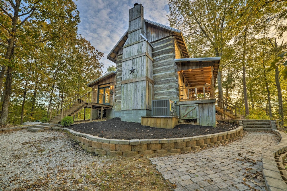 Kentucky Lake Views: Cozy Cabin in Waverly! view 2