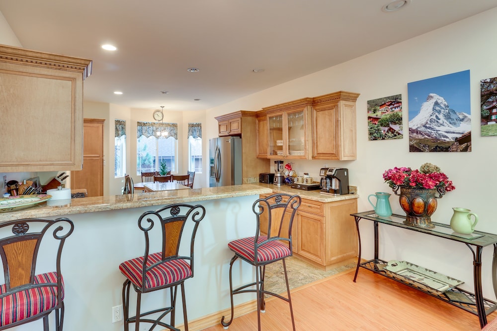 Spacious Big Bear Home w/ Game Room + Hot Tub!
