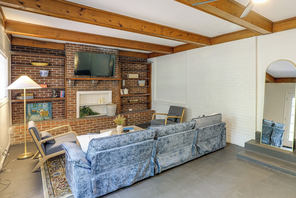 Walk to Ole Miss! Updated Home Near Oxford Square