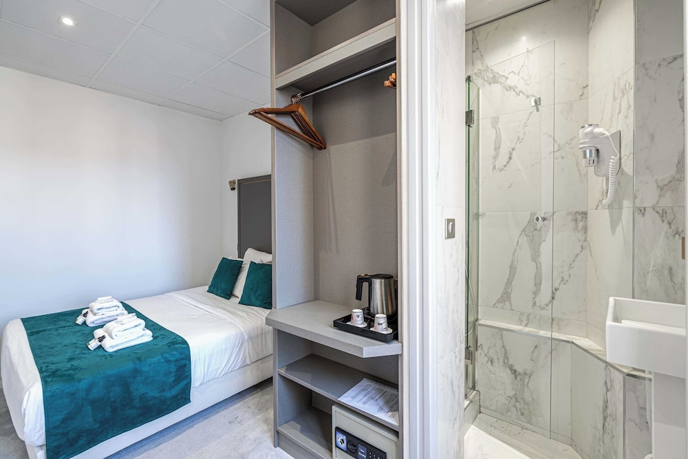 Hotel Avaton - Cosy Bedroom - Cannes Centre
