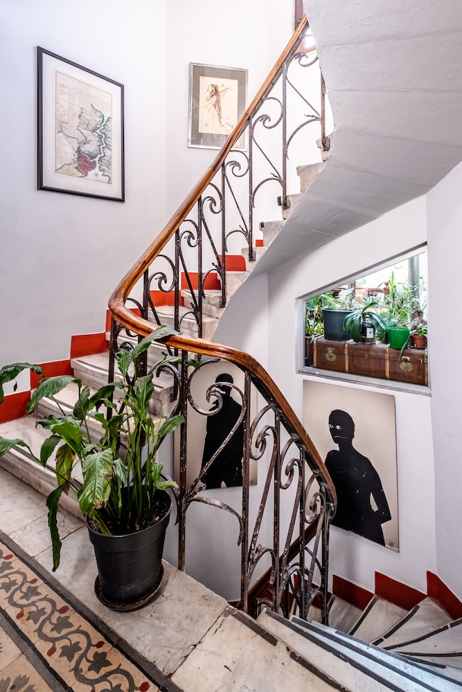 Stylish Flat With Excellent Location in Beyoglu
