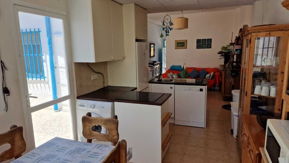 House With Exclusive Pool and Garden 7 min Walk From the Beach and the Center