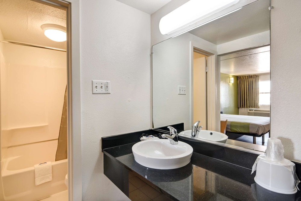 Motel 6 Dallas, TX - Forest Lane