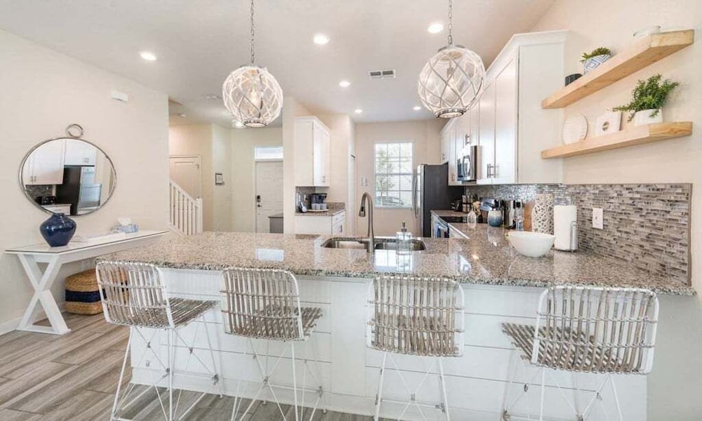 Spacious 5 Bed Pool Home With Game Room 5 Bedroom Home