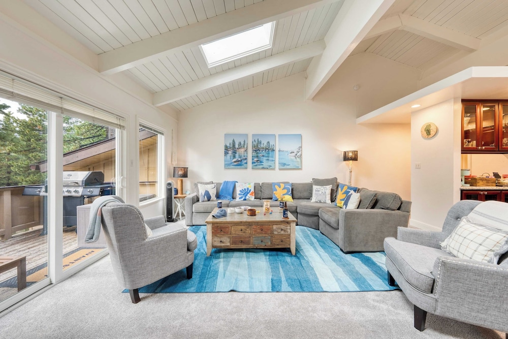 Ski Way by Avantstay Cozy Tahoe Home w/ Fireplace & Balcony