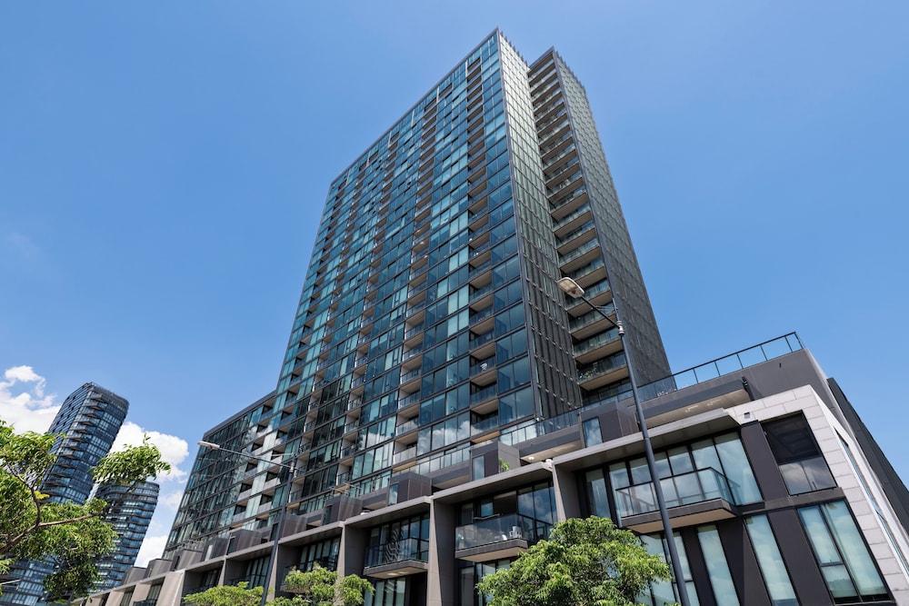 Melbourne Private Apartments - Stadium and Harbour Views