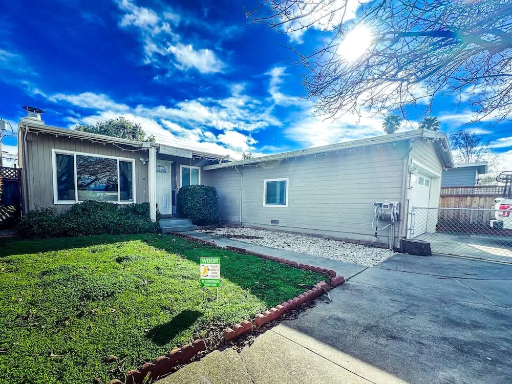 3B Achome Parking Wifi Fully Fenced Yard Jacuzzi