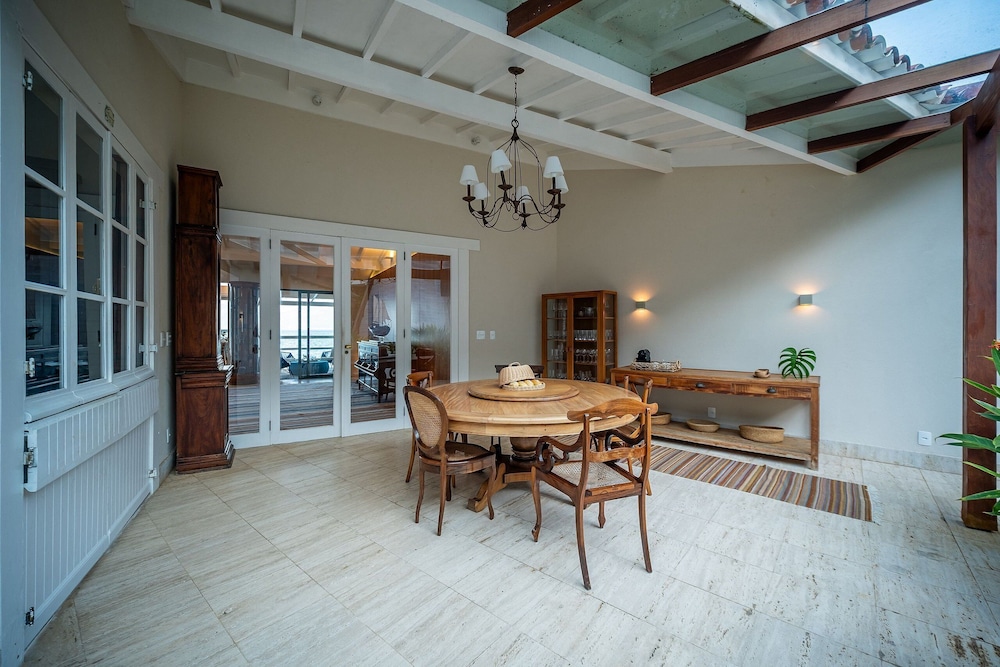 Angra - Mombaça | Mansão Espetacular Beira-Mar, 7 Suites - por Casapē Rio