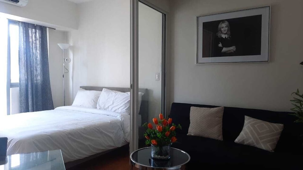 Oasis Regency at Acqua Livingstone near Rockwell