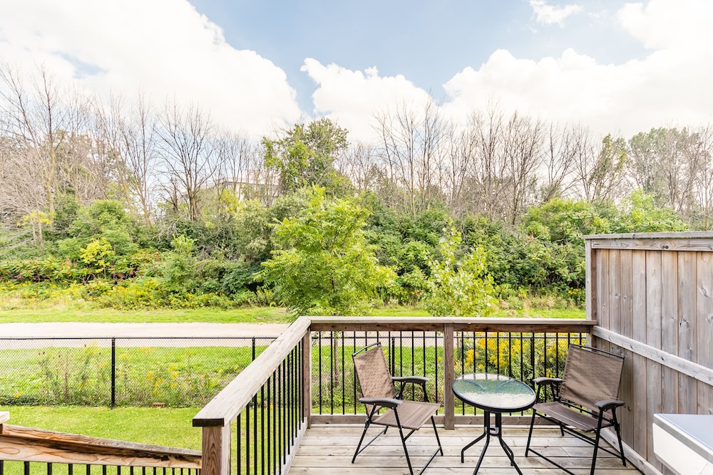 Modern 3BR 2BA Townhome in Lakeshore