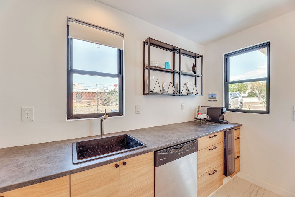 Walkable Downtown Chandler Oasis w/ Private Patio