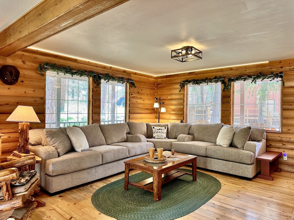 Blue Pine Forest Lodge 3 Bedroom Cabin