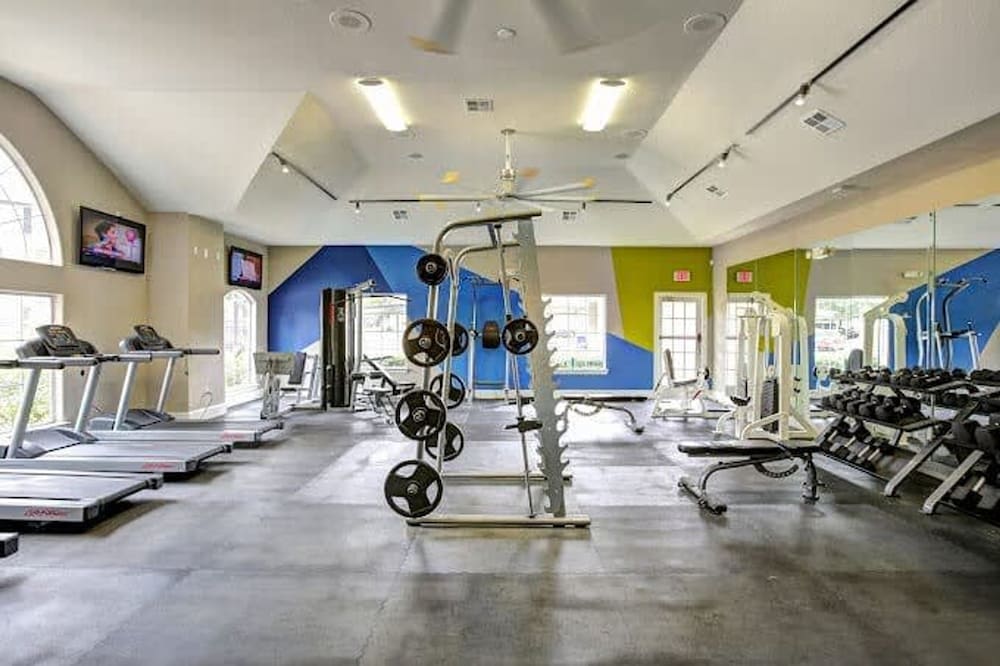 Ideal 2BR King Suite w Gym Pool Close to Downtown
