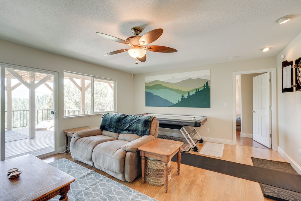 Hot Tub + Game Room: Family Retreat in Groveland!