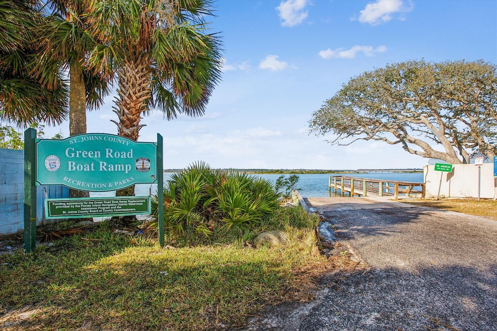 Beachside 2br/2ba Condo w/ Pool, Balcony & Boat Parking in St. Augustine