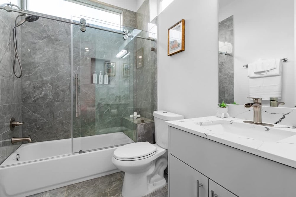 Perfect Houston Group Stay for 12 With 6 Beds 6 Baths