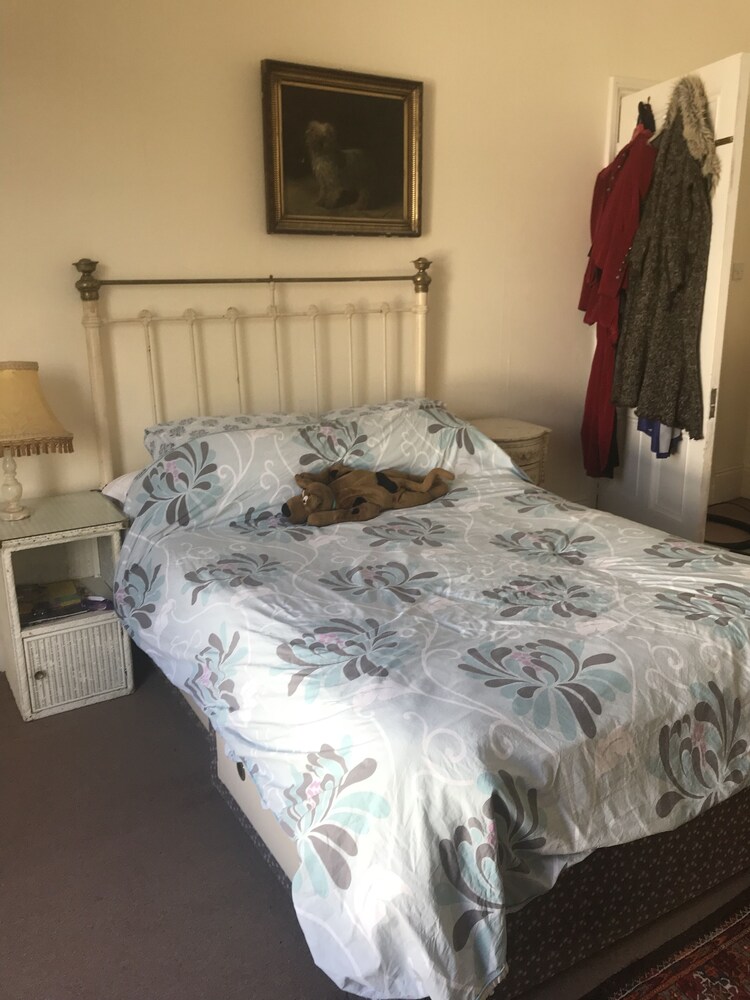 2 Bed House - Sleeps 6 - Garden, Pets, Parking view 5