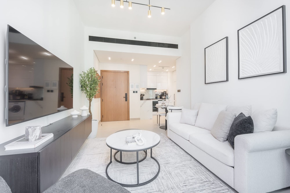 Gorgeous 1 Bedroom in Binghatti House and Sleeps 4