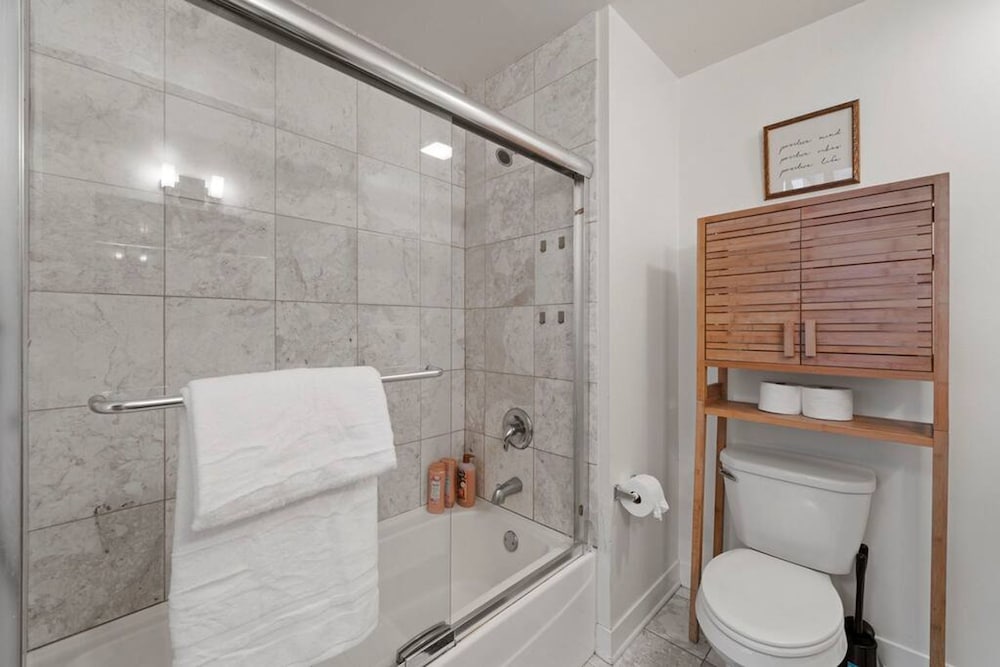 Sleek 2 Bed 2 Bath Condo in Trendy Fulton Market
