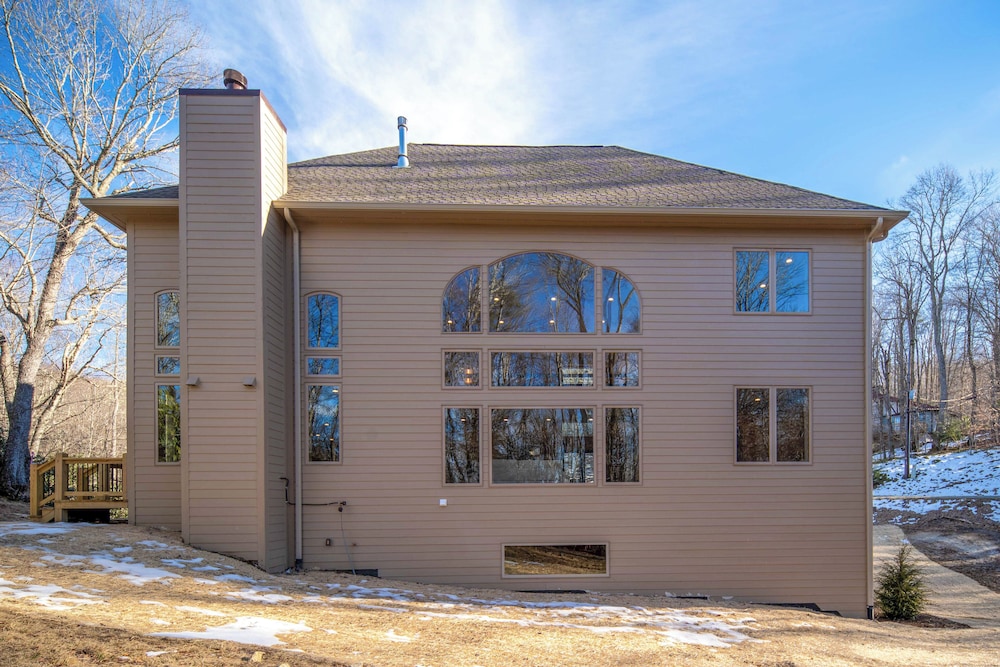 2 Mi to Beech Mtn Resort! 8,000-sq-ft Luxe Escape