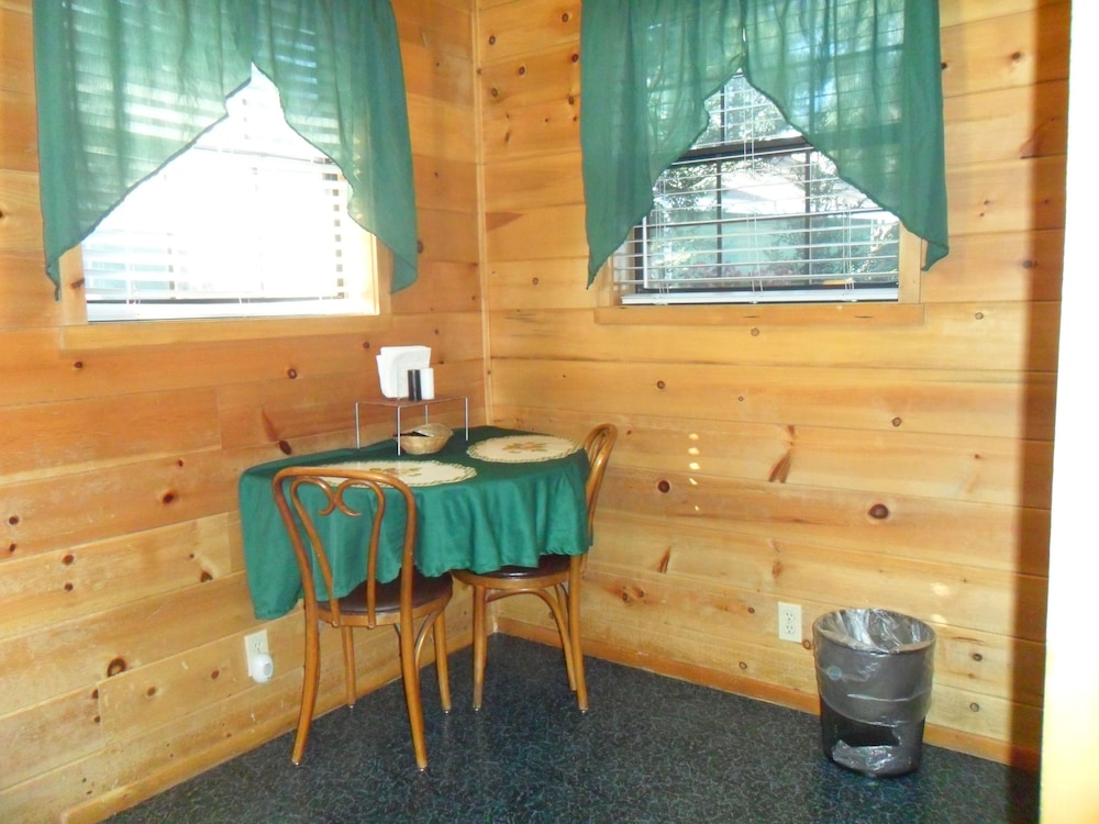Big Bear Manor Spa Cabins