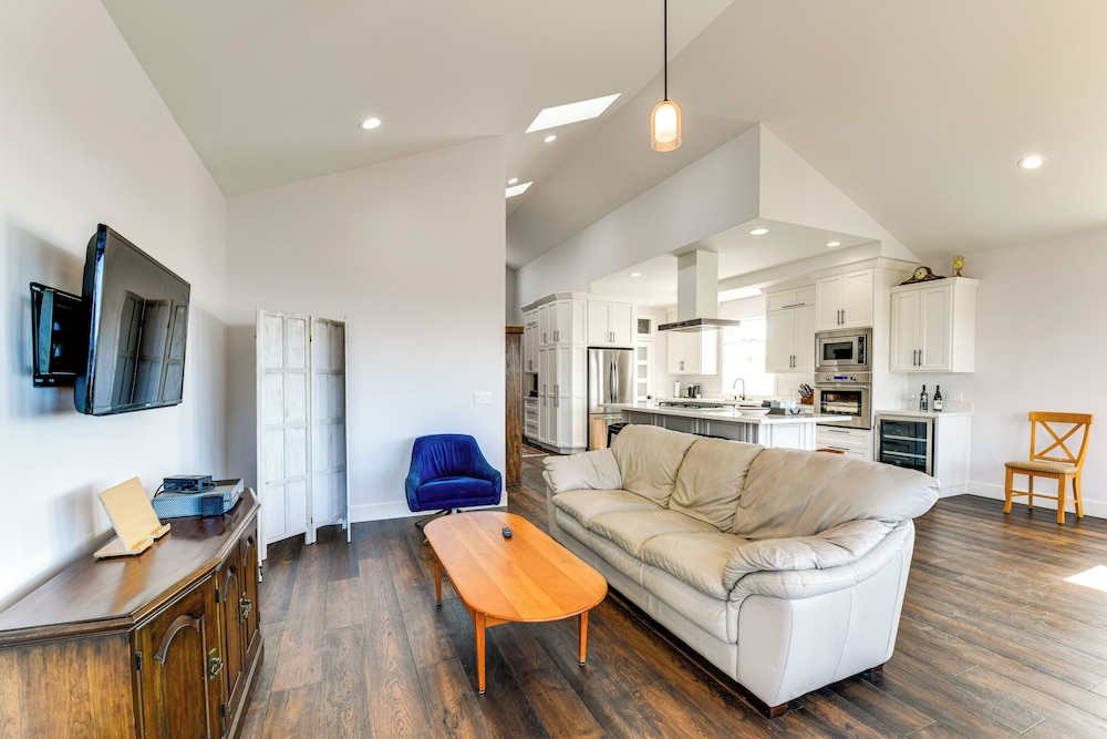 1 Mi to Downtown Benicia: Scenic Cliffside Escape