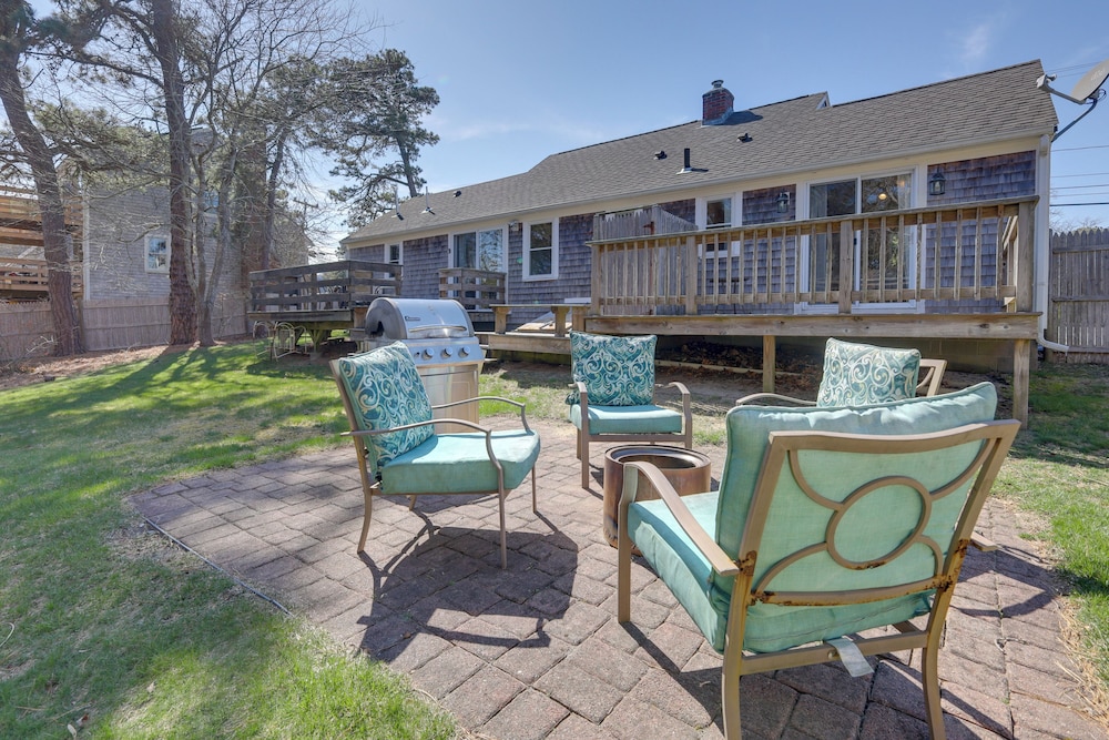 Swan River Views, BBQ Ready: West Dennis Home