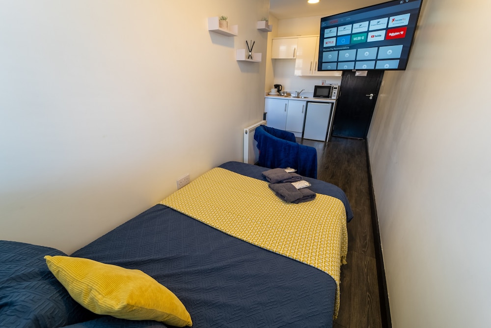 Modern Studio 10 Mins on Train to City! view 3