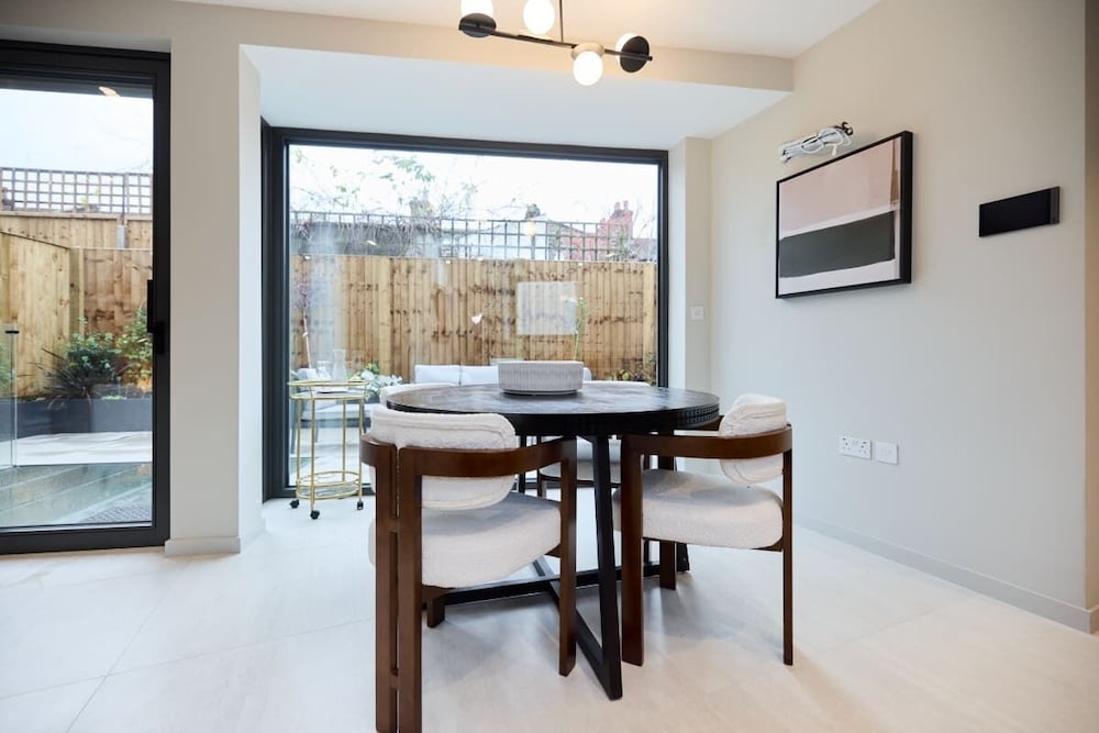 The Letchford Garden Mews - Elegant 2bdr House With Garden & Patio
