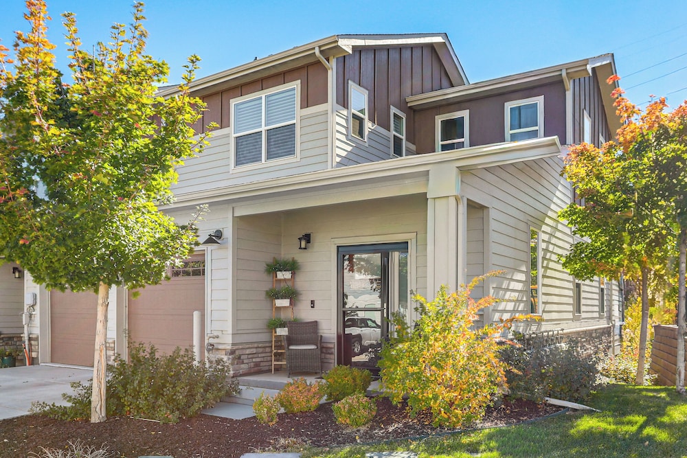 Walk to Light Rail! Townhome 9 Mi to Dtwn Denver