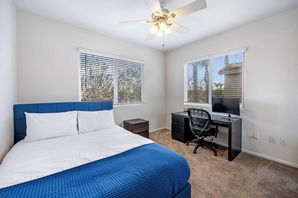 Walk to Dining, Mission + Pacific Beach, and Bars/nightlife Private Backyard