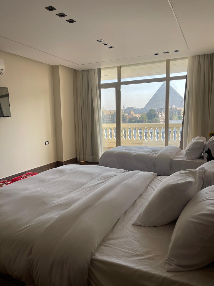 Roone Pyramids View Inn