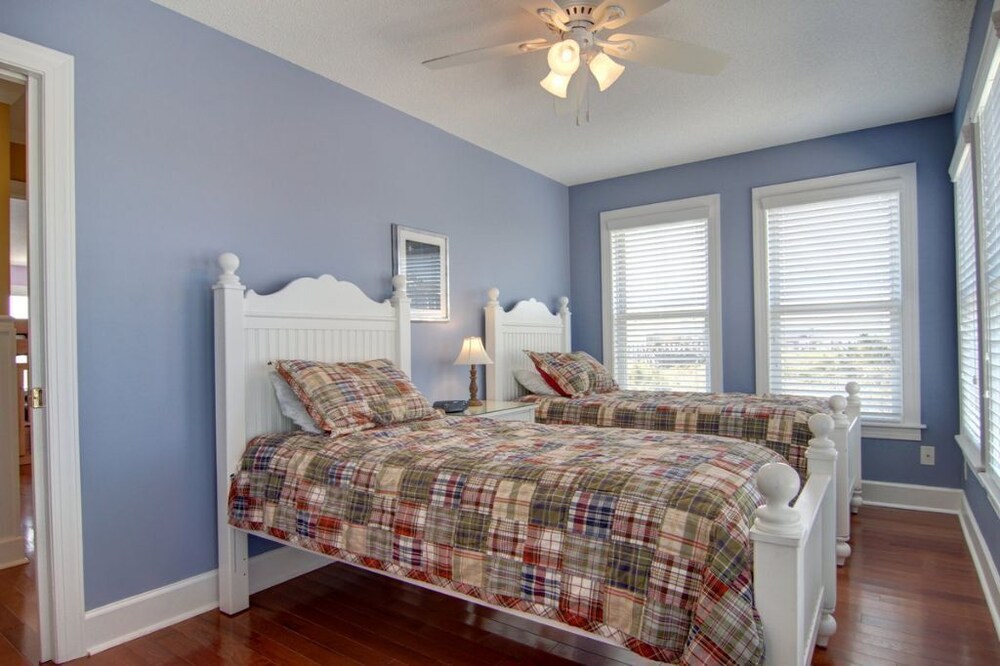 Dune Escape 5 Bedroom Home by RedAwning