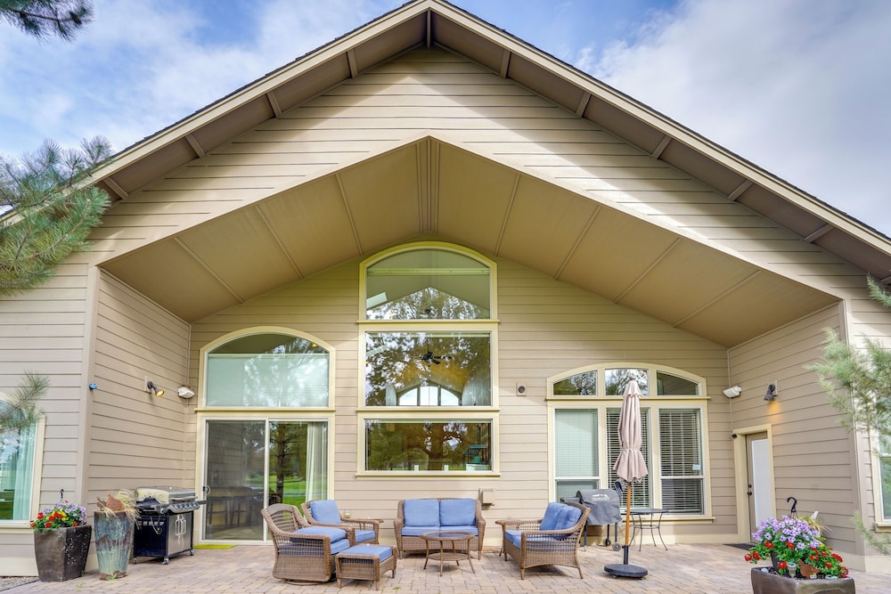 Redmond Golf Getaway - Near Smith Rock State Park!