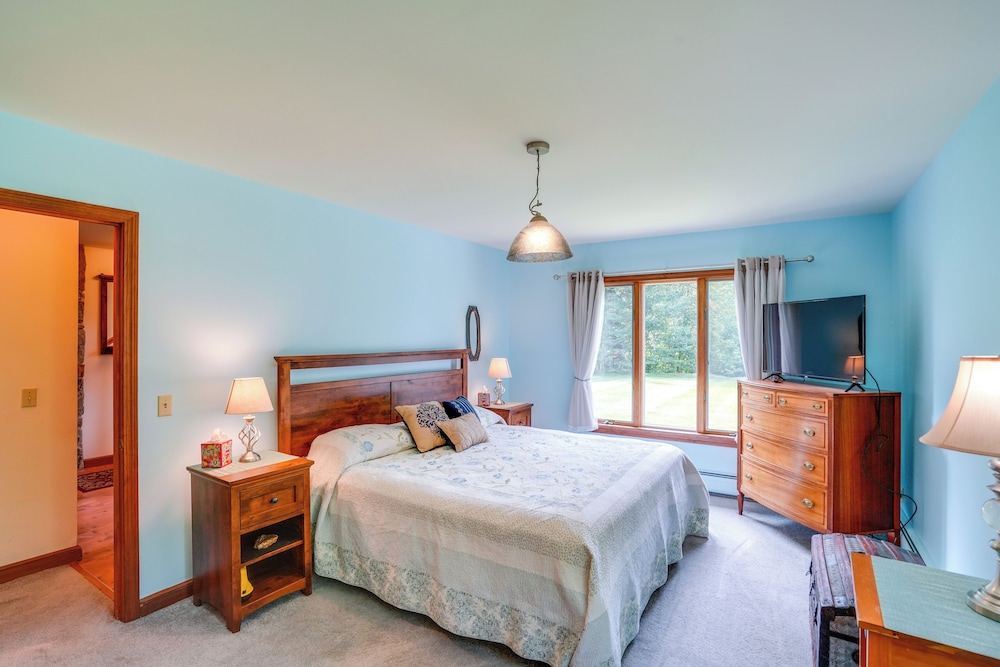 Game Room, Hot Tub! Year-round Dover Retreat