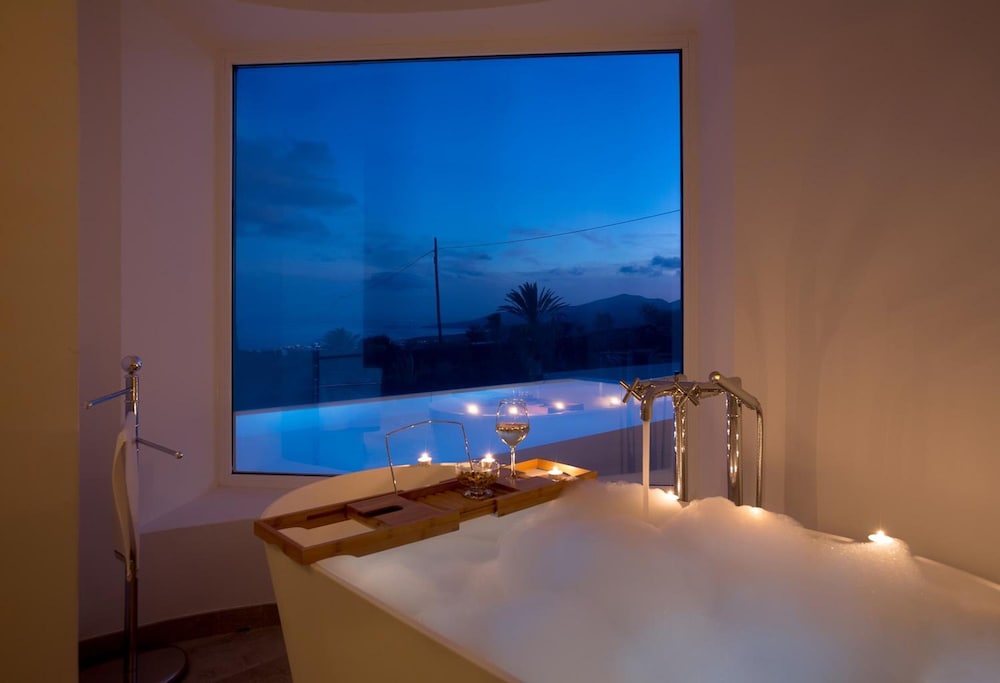 The View in T as With 4 Bedrooms and 4 Bathrooms