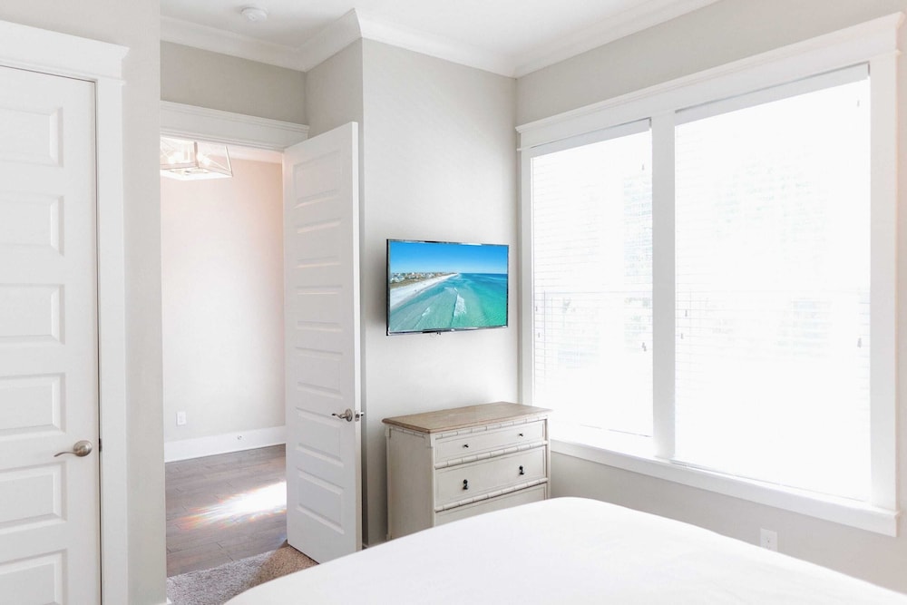 Somewhere on the Beach by Avantstay Golf Cart + Bikes, Pool Access, Beach