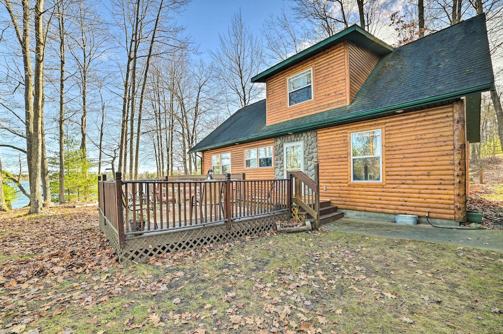 Secluded Lost Lake Cottage w/ Spacious Loft! view 5