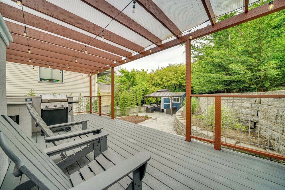 2 Blocks to Beach Park: Cozy Seattle Townhome