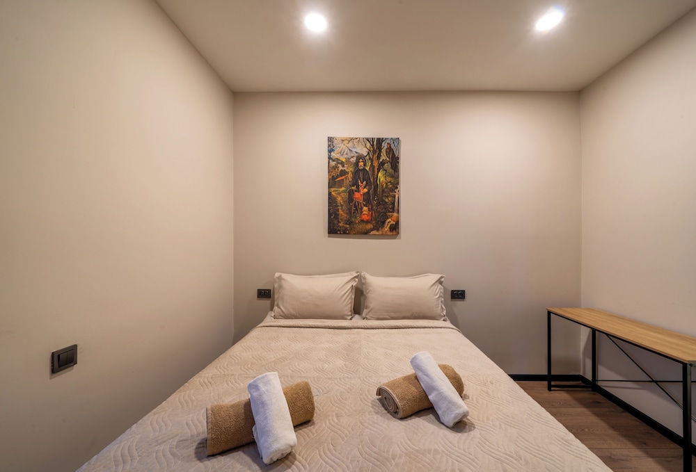 Niabi 4BDR Apartments with billiards