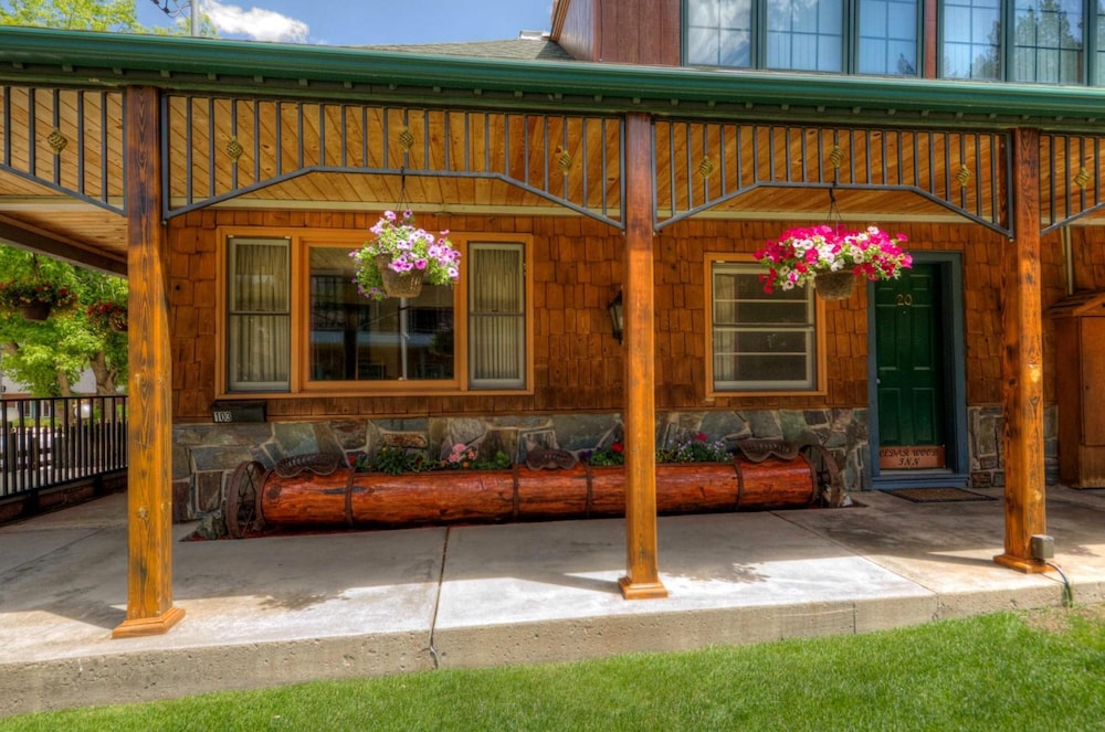 Cedar Wood Inn