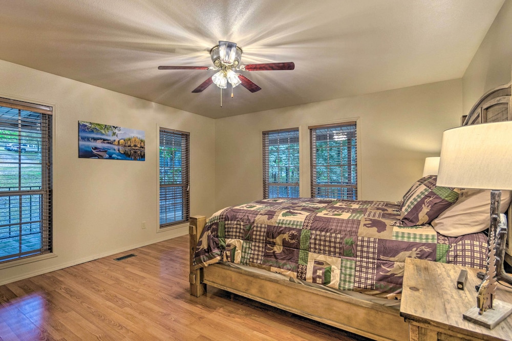 Scranton Vacations - Lakefront Hideaway in Scranton: Spacious Deck - Property Image 4