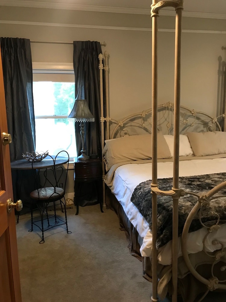 Iron Amethyst Inn   Boutique Hotel view 4