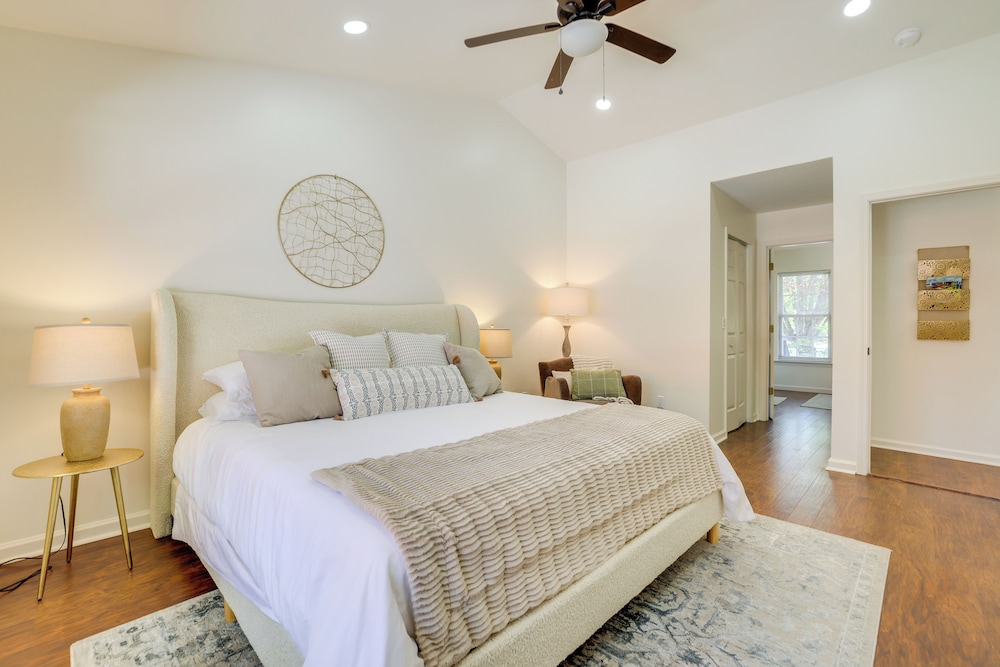 Mini Putting Green & Pool Access: Simpsonville Gem
