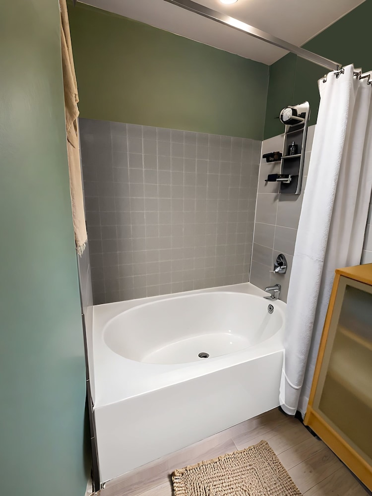 Allura Gaslamp Pool Spa Gym Extra Office Nook